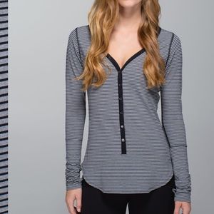 Lululemon Awesoma Henley size 6